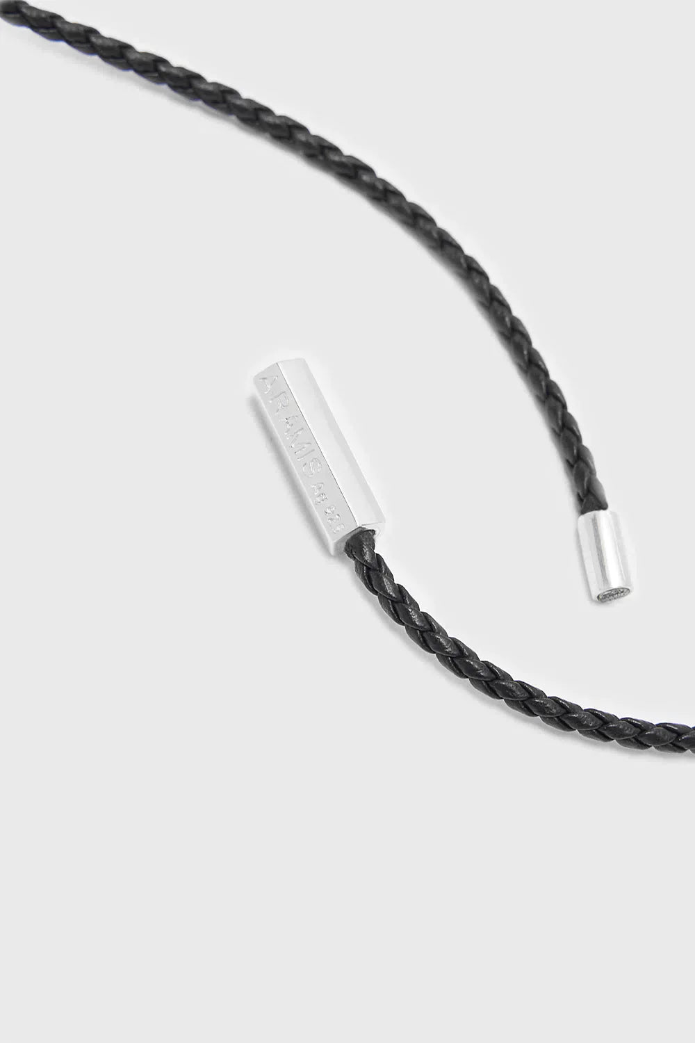 COLAR COURO E PRATA PRATA