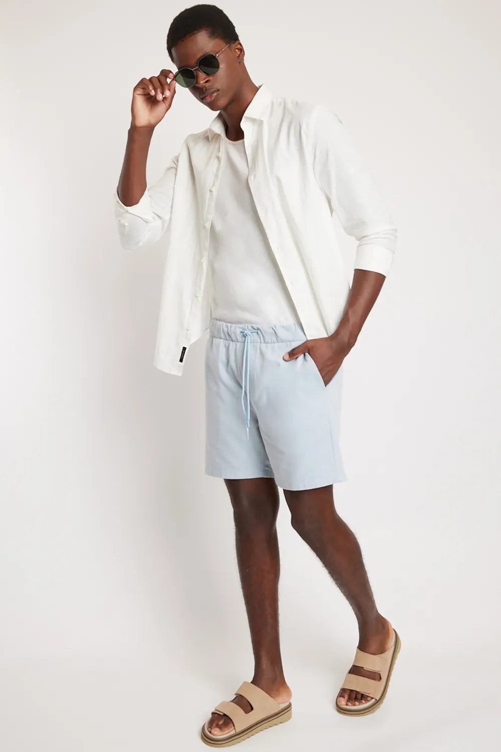 BERMUDA COM ELÁSTICO COLOR AZUL CLARO