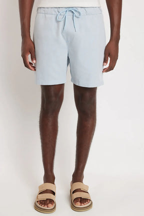 BERMUDA COM ELÁSTICO COLOR AZUL CLARO