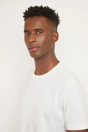 CAMISETA MC BOLSO TEXTURA OFF WHITE