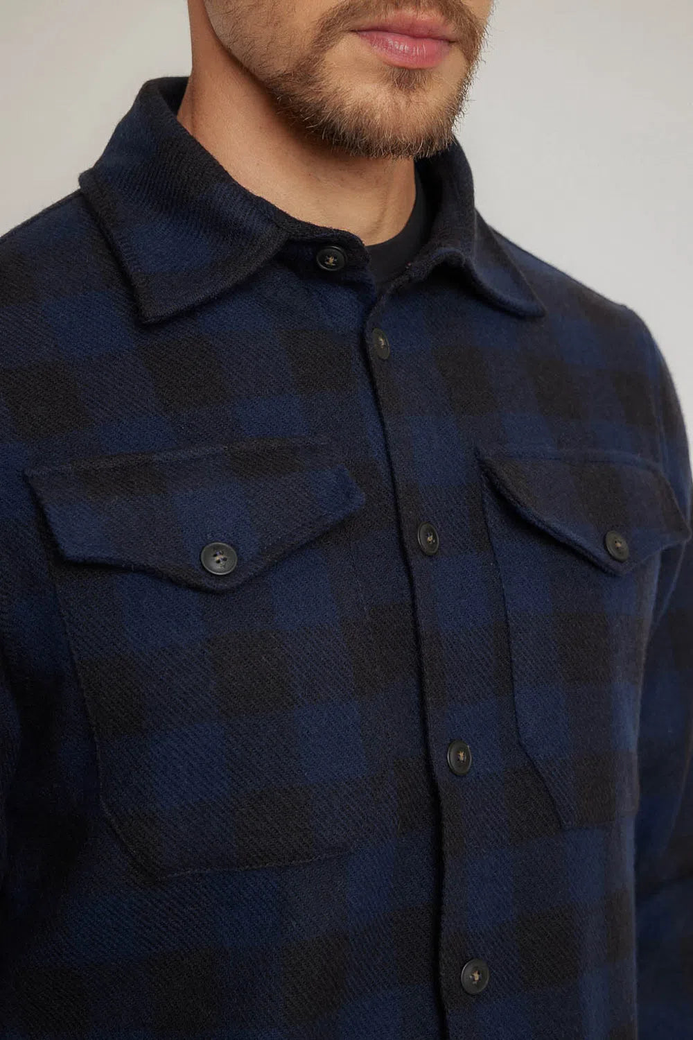 JAQUETA OVERSHIRT LÃ XADREZ BICOLOR MARINHO COM PRETO