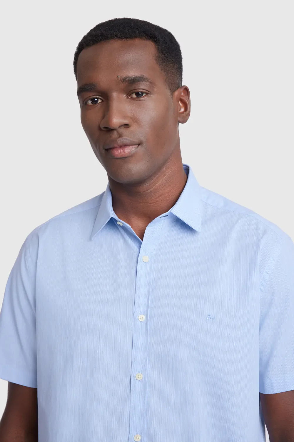 CAMISA MANGA CURTA REGULAR EM TRICOLINE TEXTURIZADO AZUL CLARO