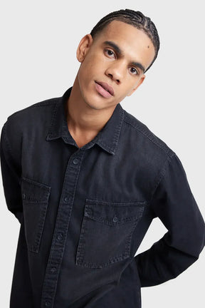 CAMISA MANGA LONGA OFF AND BLACK REGULAR JEANS DESTROYED COM BOLSOS PRETO