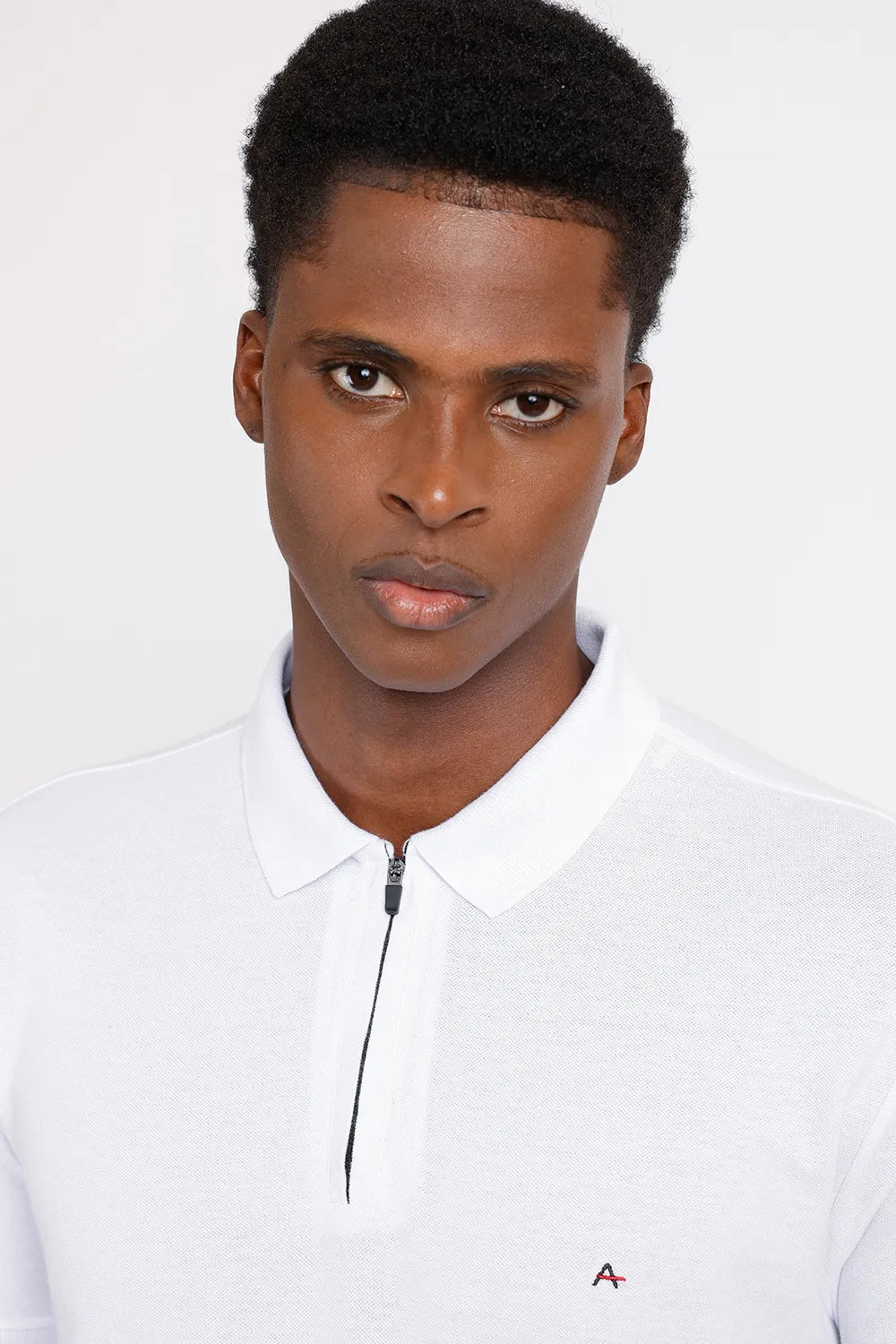 POLO MANGA CURTA PIQUET COM ZÍPER BRANCO