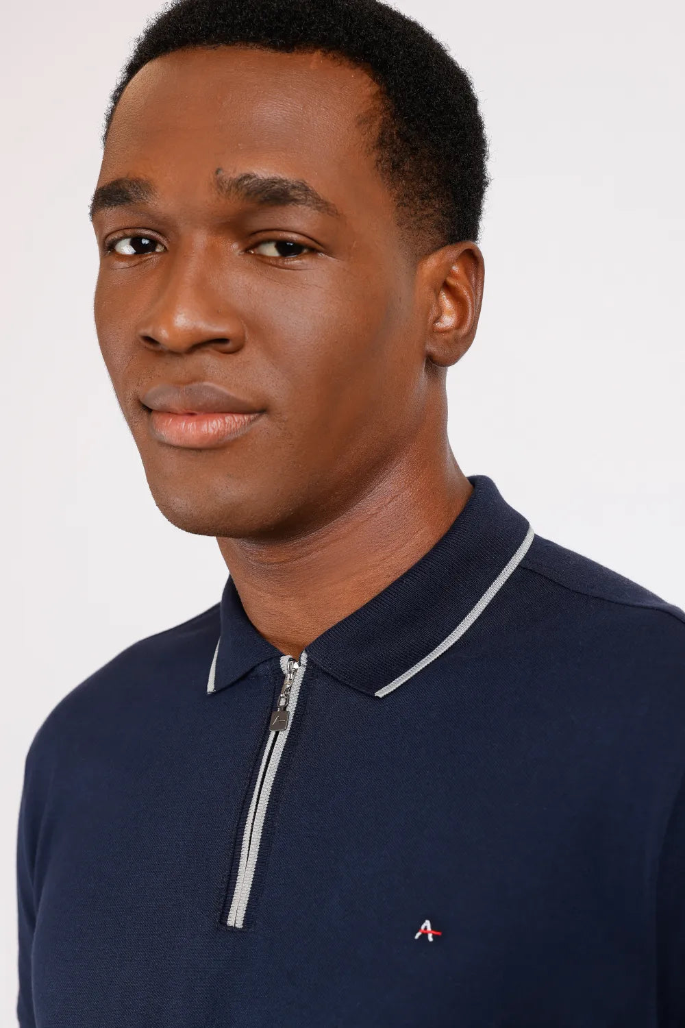 POLO COM ZÍPER MARINHO COM CINZA